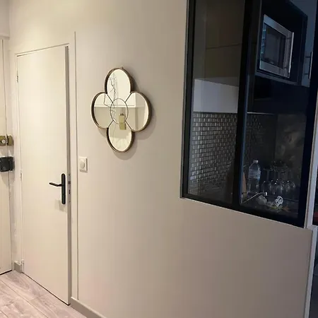 Апартаменты Modern Mini Flat In Center Париж